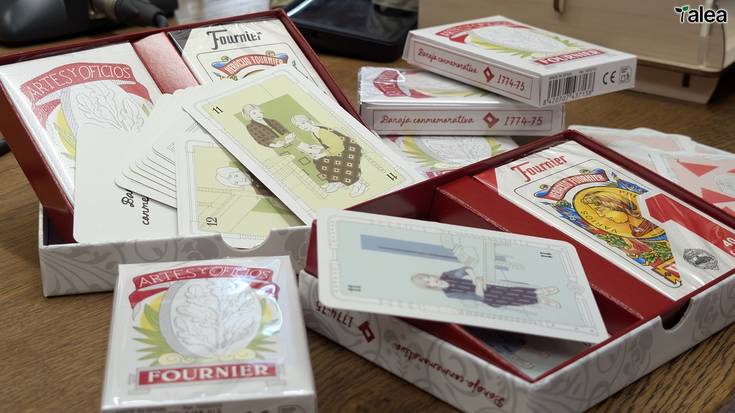 Emakumeak omentzen dituen karta sorta aurkeztu dute