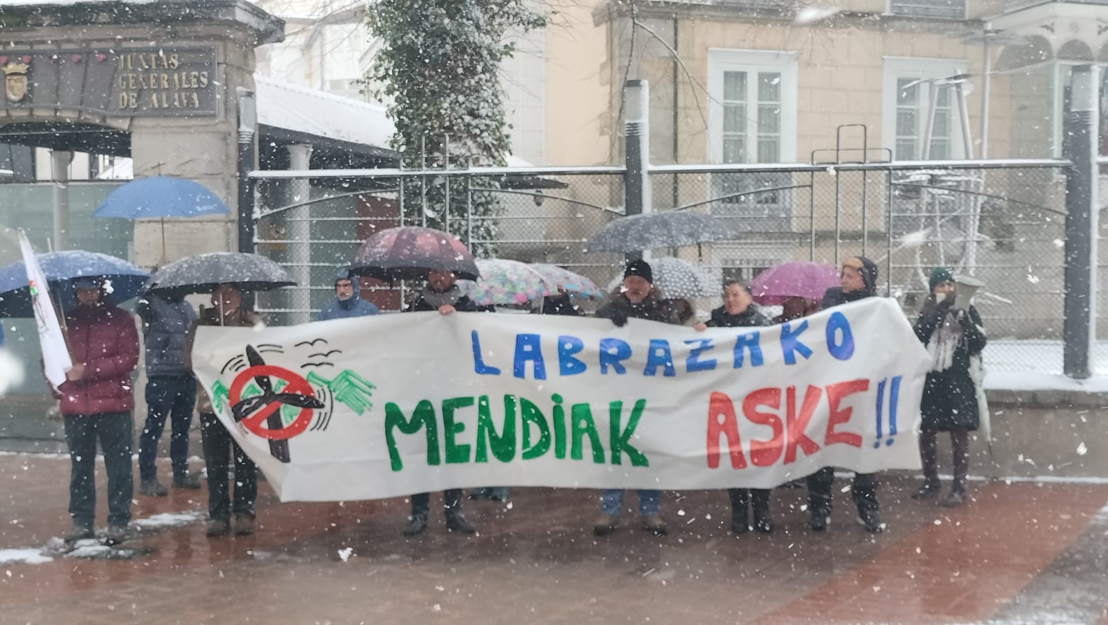 Labraza zentral eolikoaren kontra: "Euskadiren ipurdia gara"