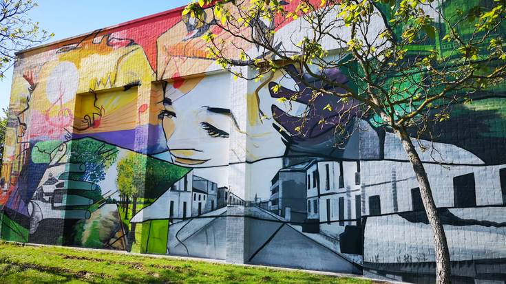 Belaunaldien arteko besarkada, hormara