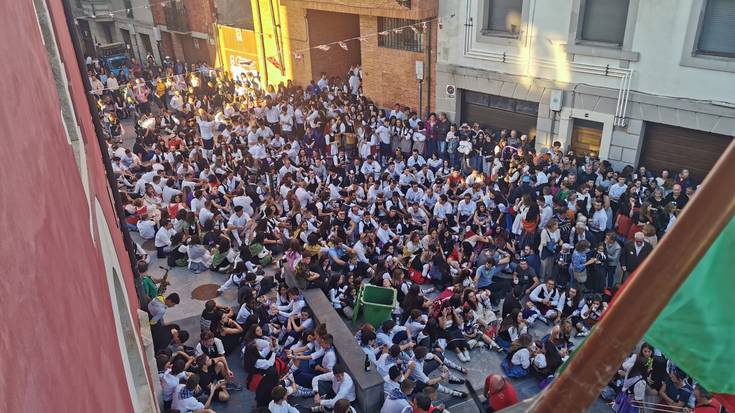 Dozenaka lagunek eserialdia egin dute Aguraingo jaien hasierako txupinazoan