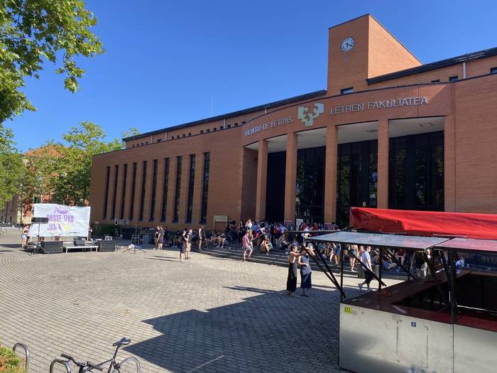 GKS eta Etxebizitza Sindikatuak txosna bat jarri dute Letren Fakultatean