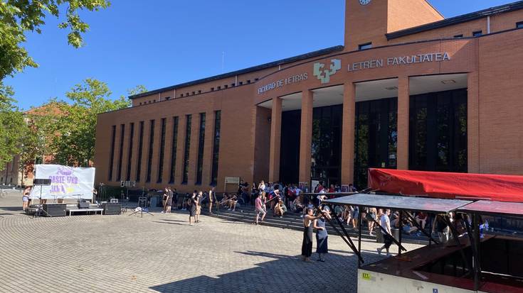 GKS eta Etxebizitza Sindikatuak txosna bat jarri dute Letren Fakultatean