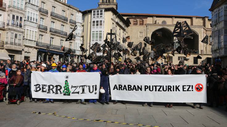 Armentia-2 putzuaren aurkako protesta egin dute Gasteizen