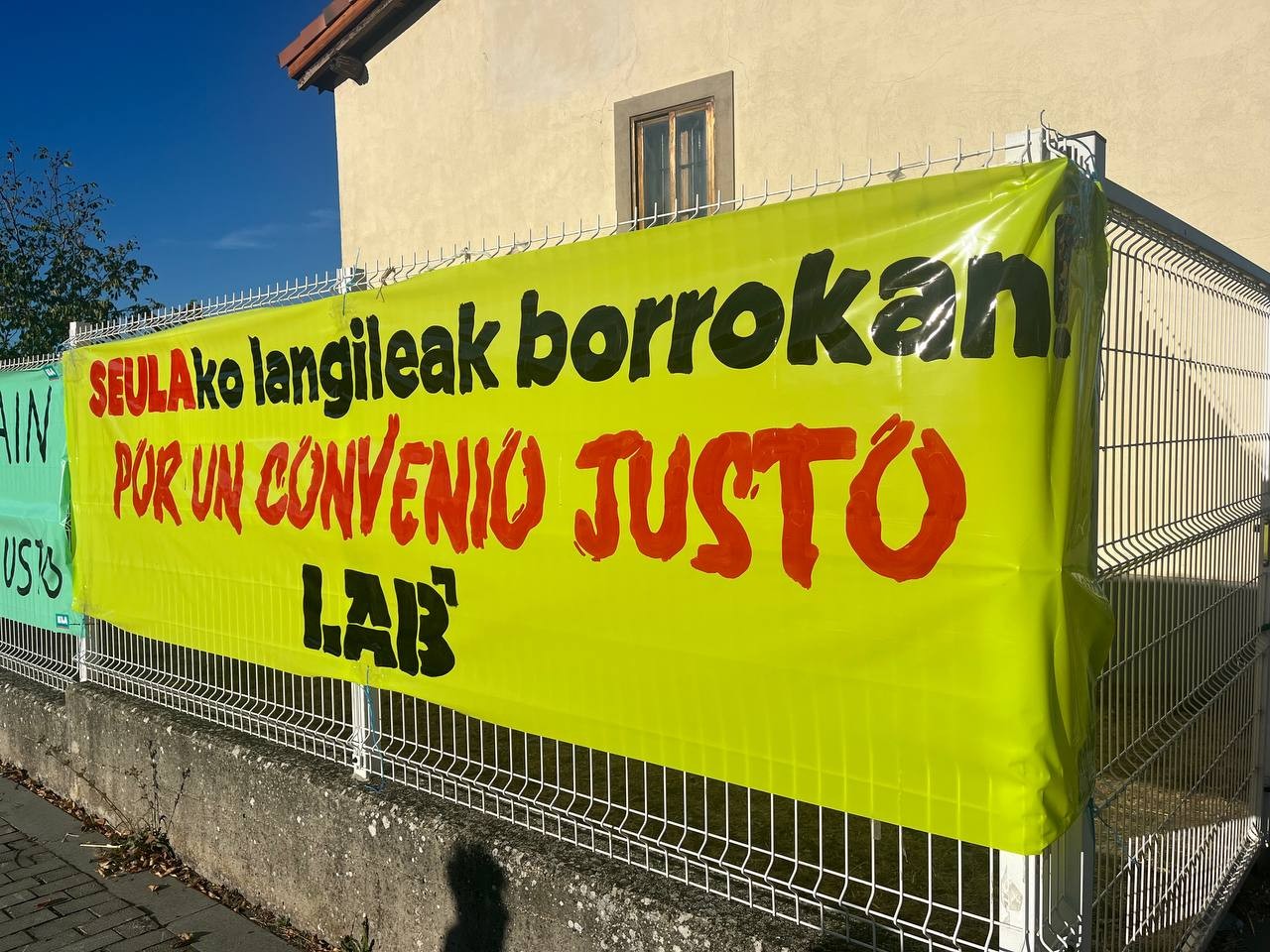 Akordioa lortu dute Aguraingo kale garbiketan