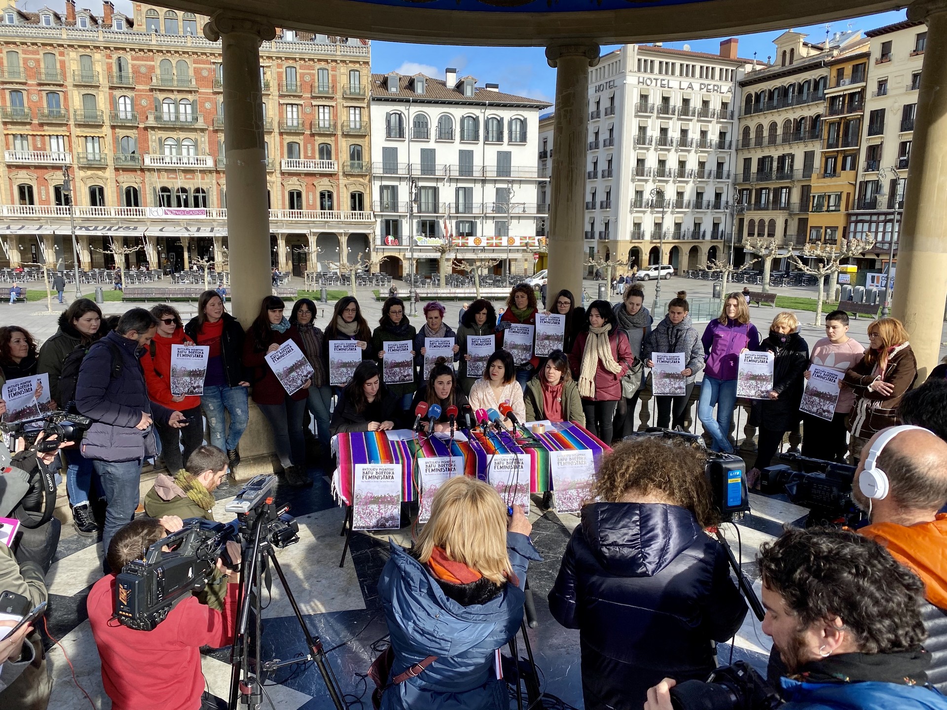 "Aurten ere borrokan gaituzte! Gora borroka feminista!"