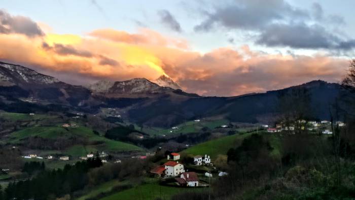 Elurra badoa, baina asteburuan goibelduko du