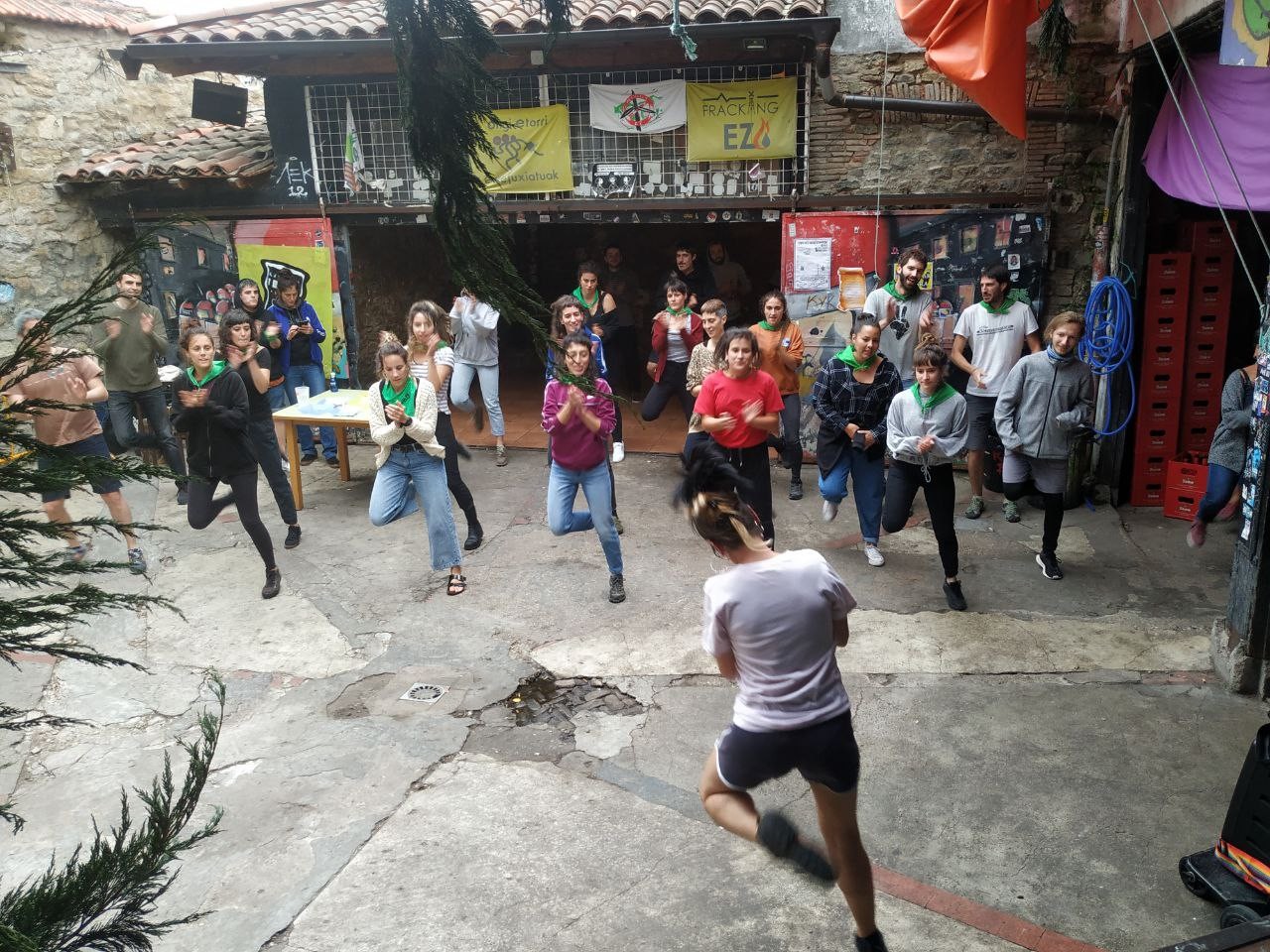 Auzo elkartasuna jaien erdigunera eramango du Zaharraz Harrok