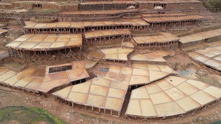 Haize boladek eta basamortuko hareak gorriz tindatu dituzte kaleak