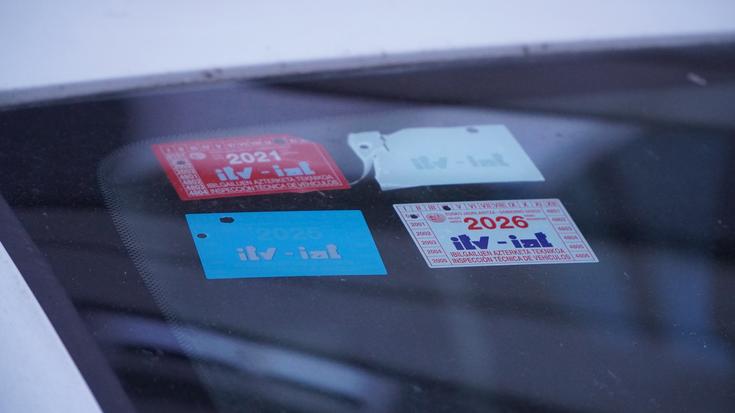 Autoa aparkatuta badago legez kanpokoa da IAT faltagatik isuna jartzea
