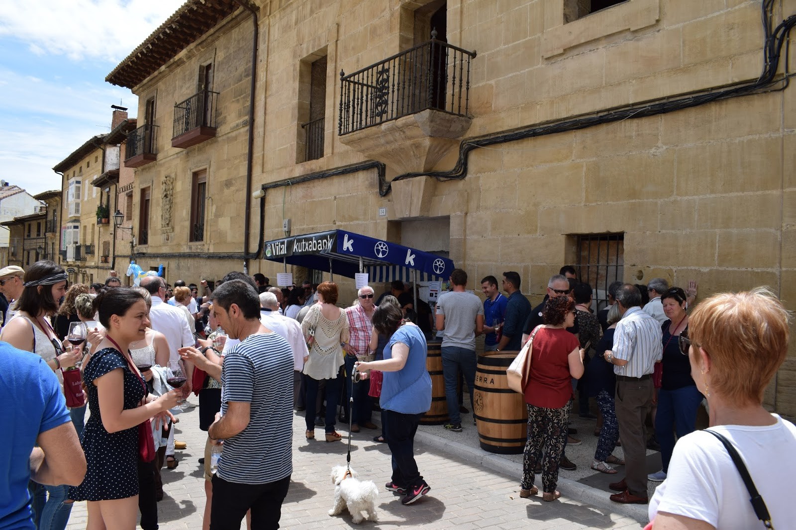 Plazara aterako dute ardoa Bastidan