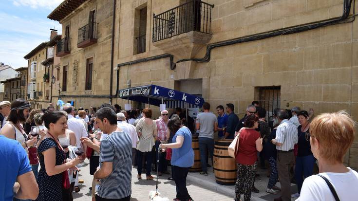 Plazara aterako dute ardoa Bastidan