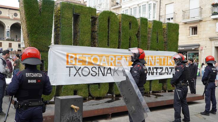 Mugimendu Sozialistaren Andre Maria Zuriko kanpalekua hustu du Poliziak