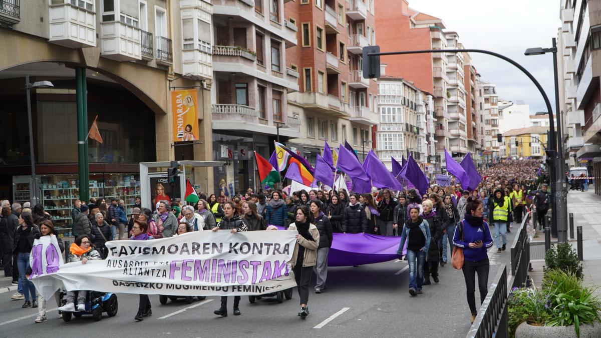 Feminismo oldeak gainezka egin du Gasteizen