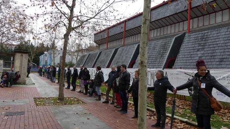 Memoriaren ikurra inguratu dute