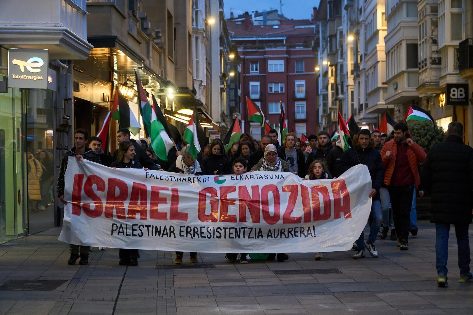 Israelek su-etena hautsi izana salatu dute Gasteizen