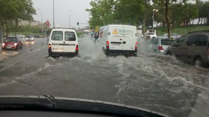 Euri-jasak arazoak eragin ditu Gasteizko kaleetan