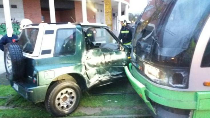 Bi zauritu, auto bat eta tranbiaren arteko istripuan