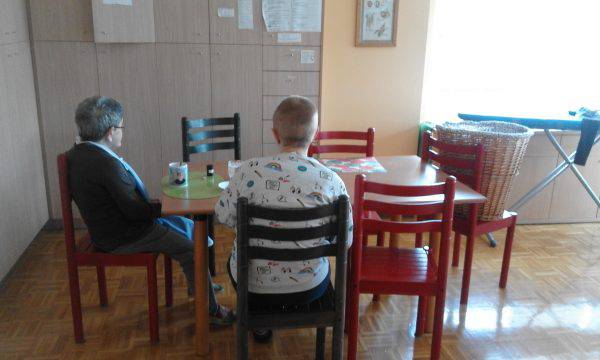 Apdemak berriz salatu du elkarteko etxebizitzen "egoera kezkagarria"