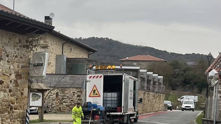 Ozetan zebrabide eske dabiltza bizilagunak