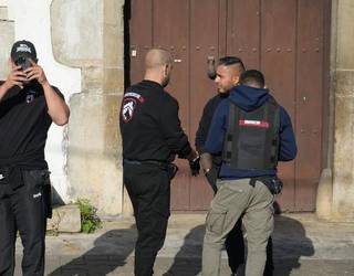 Desokupazio enpresa batek eraso egin dio Aiaraldeko kazetari bati