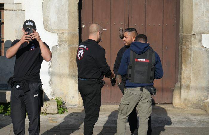 Desokupazio enpresa batek eraso egin dio Aiaraldeko kazetari bati