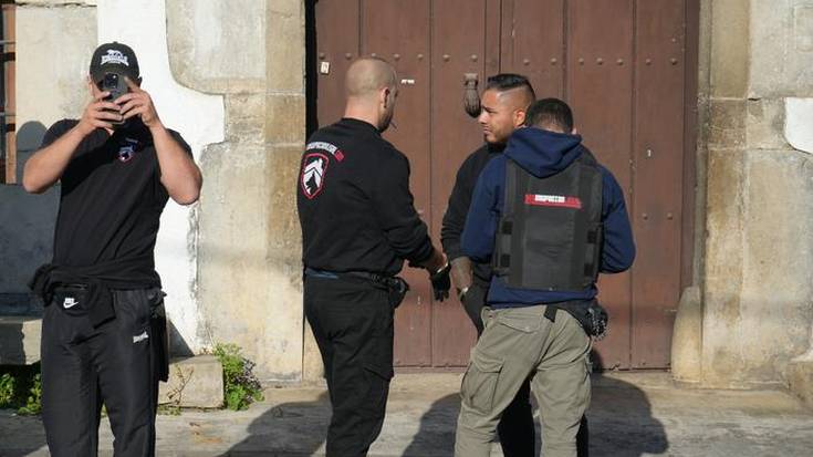 Desokupazio enpresa batek eraso egin dio Aiaraldeko kazetari bati