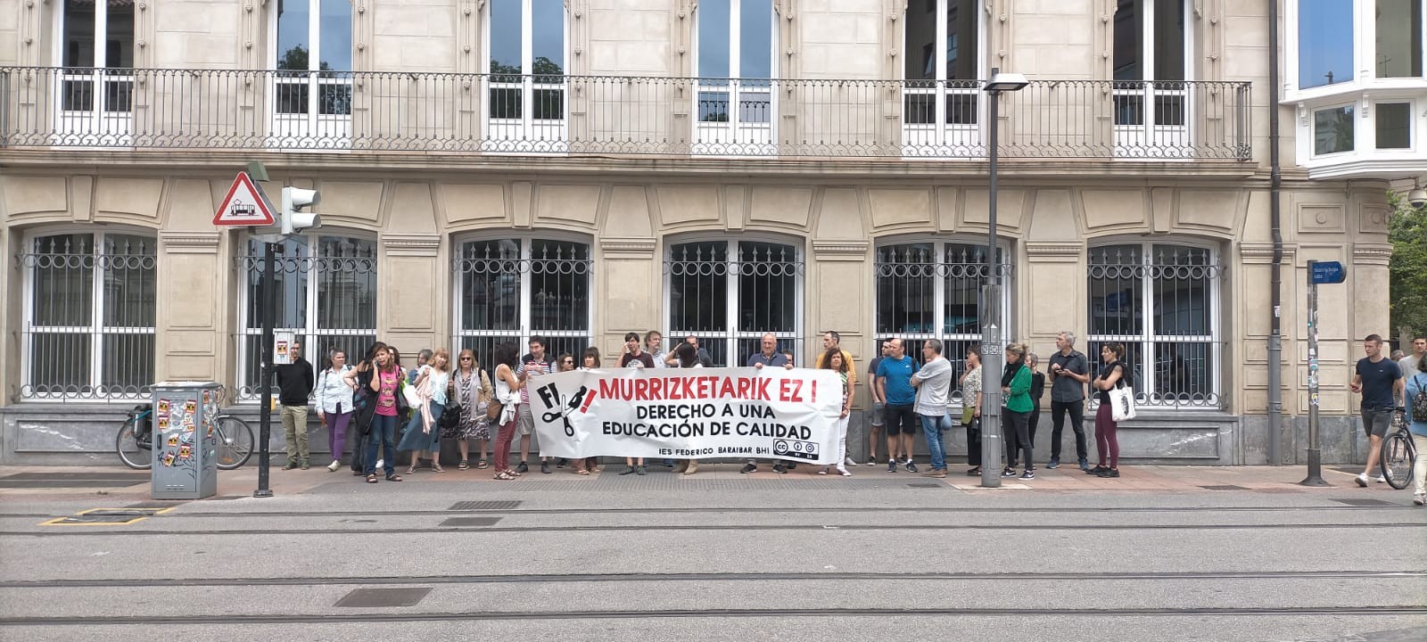 Hasi dira Federico Baraibar ikastetxeko murrizketen aurkako mobilizazioak