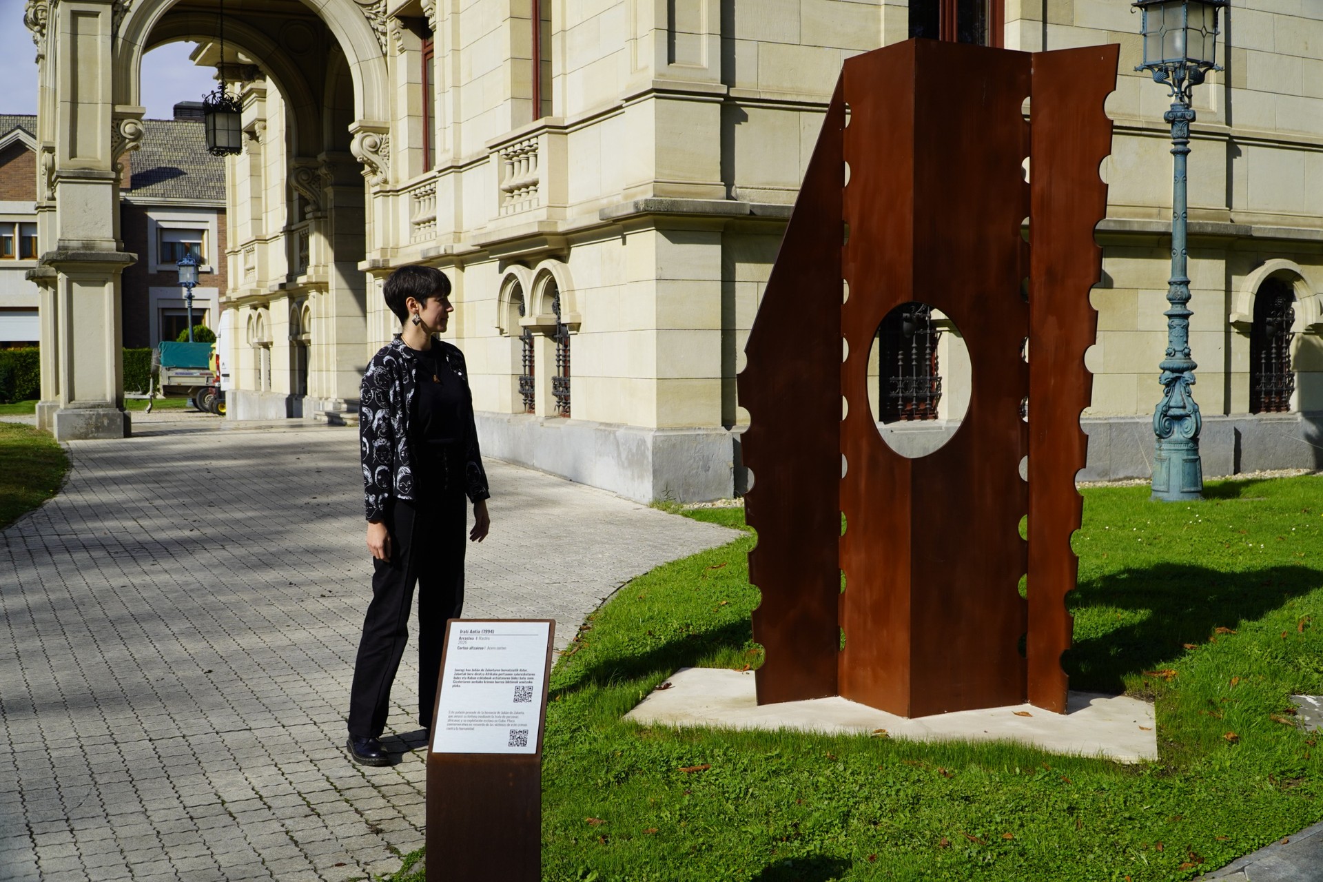 Arte Ederren Museoak eraikinaren sustrai esklabistak aitortu ditu 'Arrastoa' eskulturarekin