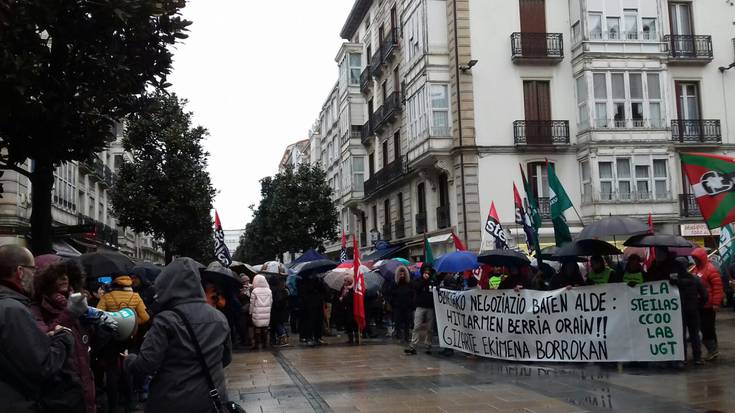 Greba eguna dute gaur gizarte ekimeneko ikastetxeetako irakasleek