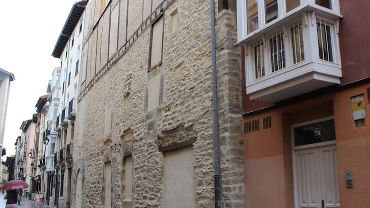 Bozeramaileen batzordeak babesa eman dio Gasteiz Antzokiari