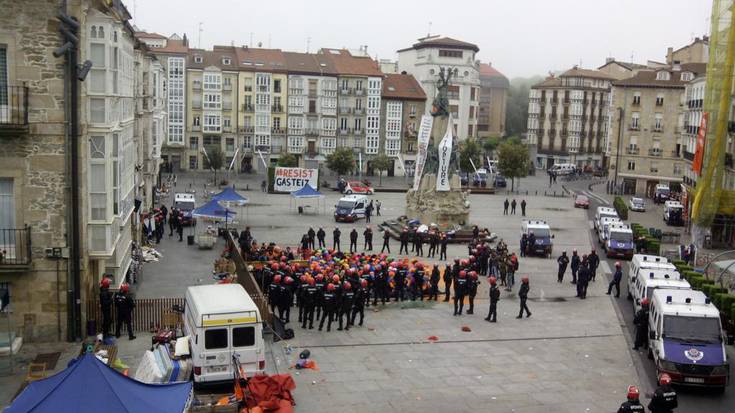 [EGUNERAKETA- ARGAZKIAK] Herri Harresia desegin eta hiru auziperatuak atxilotu ditu Ertzaintzak