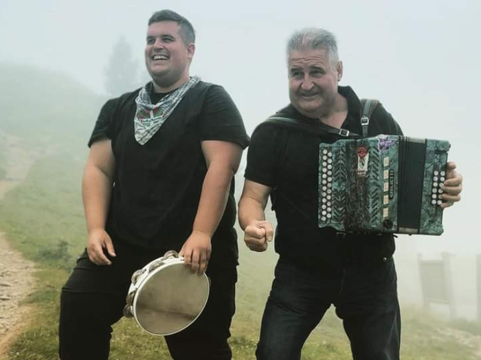 Etxebarri aita-seme trikitilariak