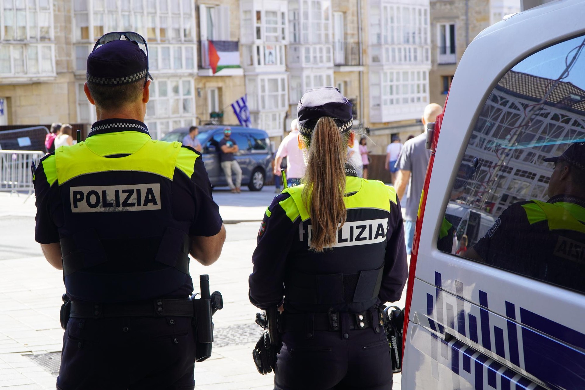 Gizon bat atxilotu dute, beste bati giltza ingelesez eraso egiteagatik