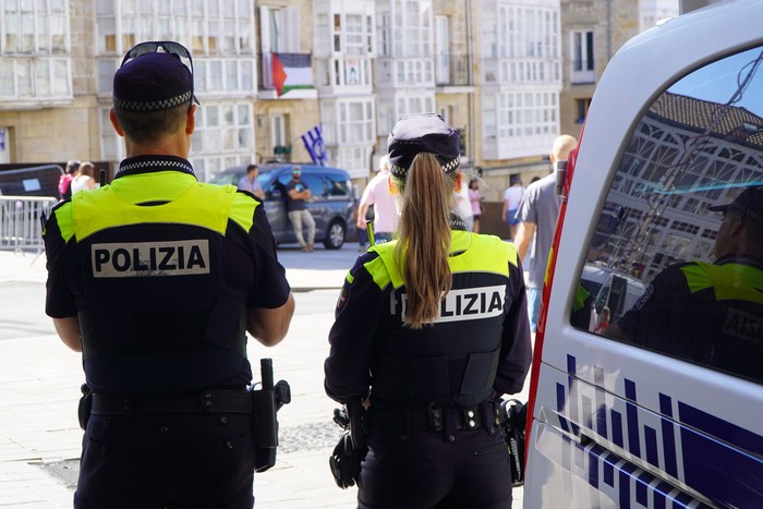 Gizon bat atxilotu dute, beste bati giltza ingelesez eraso egiteagatik