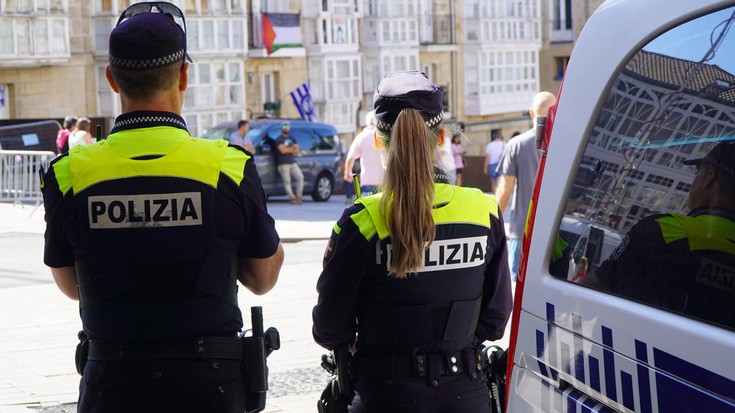 Gizon bat atxilotu dute, beste bati giltza ingelesez eraso egiteagatik