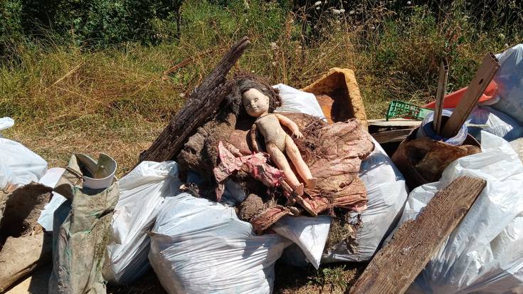 Errekaleor erreka garbitzen ibili dira