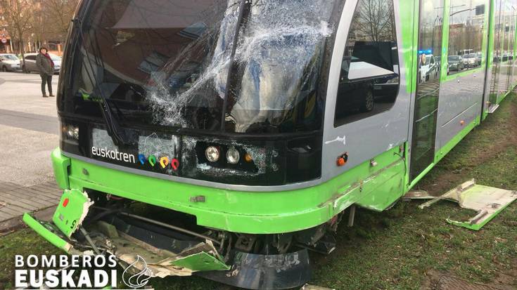 Auto batek tranbiaren aurka egin du talka