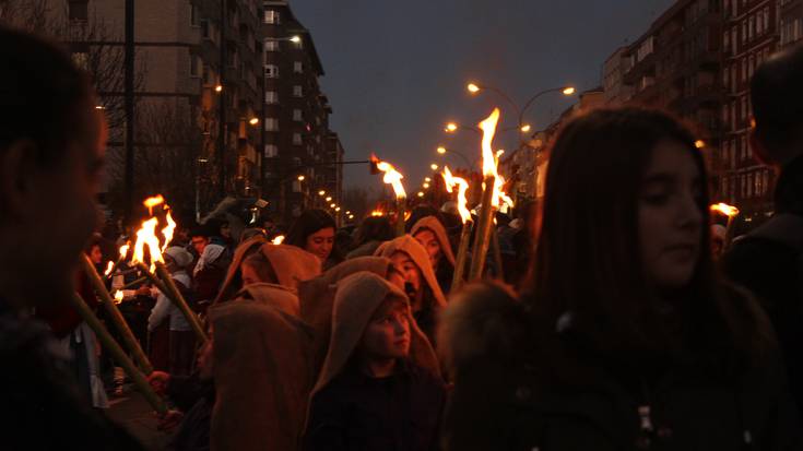 Olentzerok eta Mari Domingik ilusioz bete dituzte Gasteizko kaleak