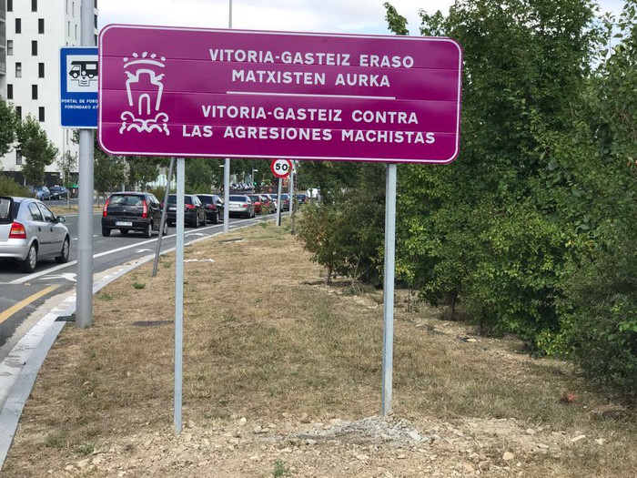 'Gasteiz, eraso matxisten aurka', hiriko sarrera nagusietan