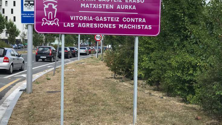 'Gasteiz, eraso matxisten aurka', hiriko sarrera nagusietan