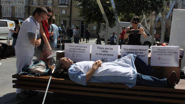 Adinduen egoitzetan ematen diren baldintza txarrak salatu ditu LAB sindikatuak parodia bidez