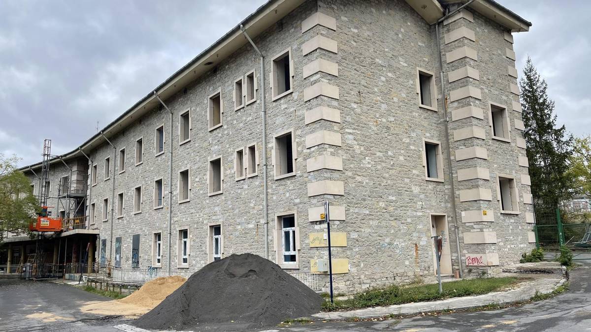Urrian irekiko dute Aranako errefuxiatuen zentroa, plaza gutxiagorekin