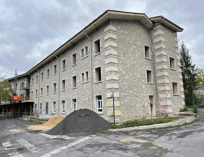 Gehienez 200 pertsona hartuko ditu Araneko errefuxiatuen zentroak