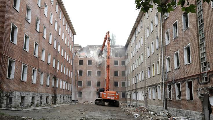 Langile bat hil da Olarizuko obretan, aldamio batetik erorita