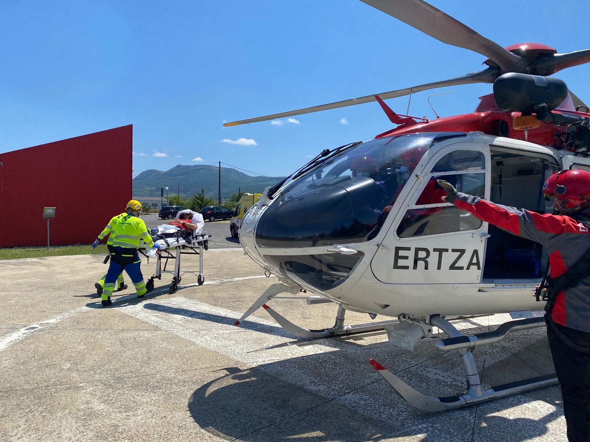 Atxuri mendian zauritutako gizon bat erreskatatu dute helikopteroz