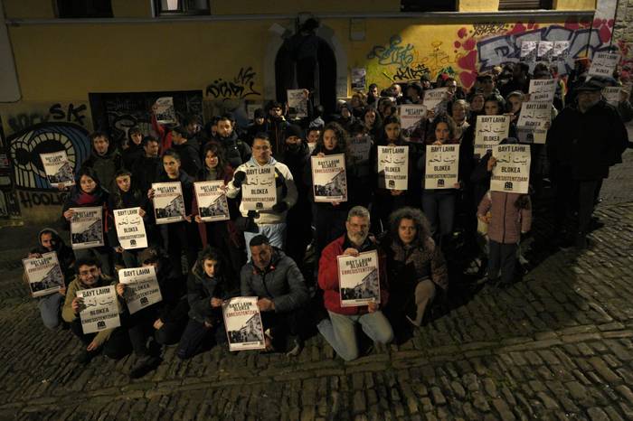 Berakahk adingabeak dituzten hainbat familia etxetik bota nahi dituela salatu dute