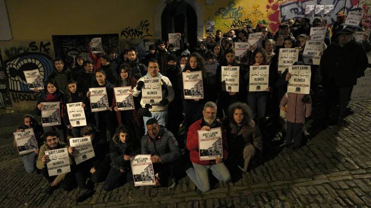 Berakahk adingabeak dituzten hainbat familia etxetik bota nahi dituela salatu dute