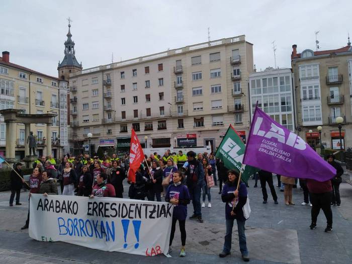 Sei urteko borrokaren ondoren, erresidentzietako lehen hitzarmena lortu dute