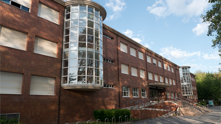 Espedientea ireki diote Farmaziako irakasle bati, eskolak ustez maskararik gabe emateagatik