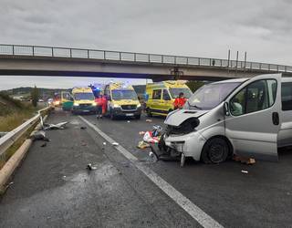 Bi pertsona hil dira Armiñonen, furgoneta iraulita